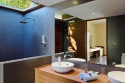 Maldives scuba diving holiday - Eriyadu Island Resort. Deluxe bathroom.